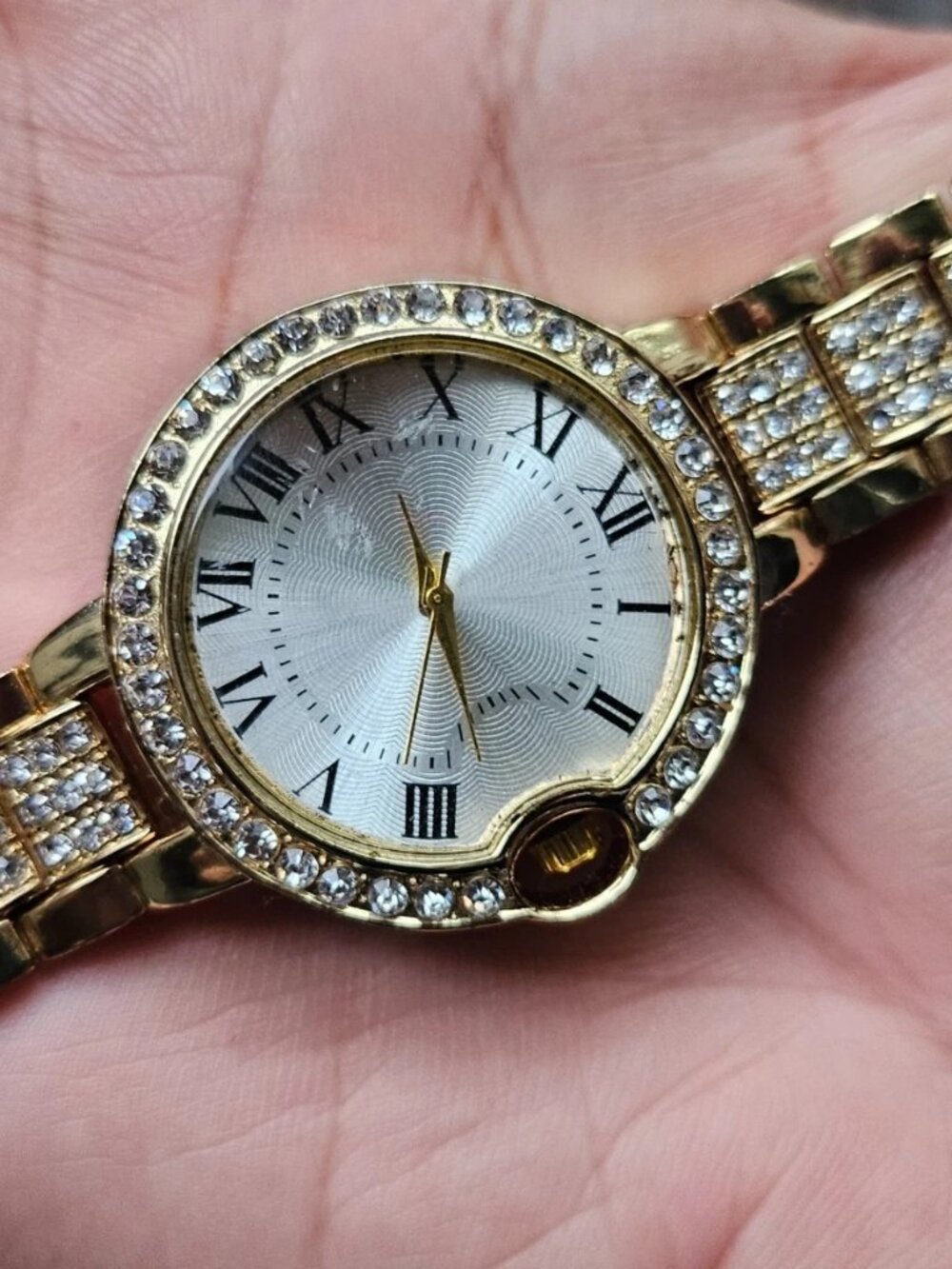 Women Fashion Wristwatch Gold Tone Analog Quartz Crystals Accent Bezel and band